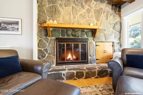 Living - 13100 Saunders Rd, Anchorage, AK 99516 photo 3 of 5