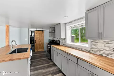 Kitchen - 24641 Chugiak Dr, Chugiak, AK 99567 photo 4 of 5
