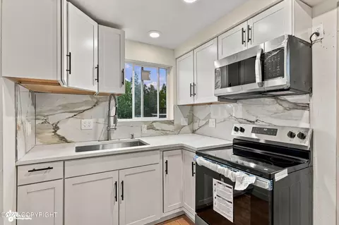 Kitchen - 18045 Mendenhall St, Eagle River, AK 99577 photo 6 of 12