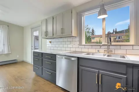 Kitchen - 19725 Eagle River Rd, Eagle River, AK 99577 photo 4 of 5