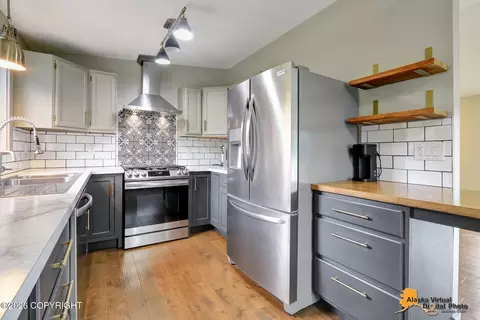 Kitchen - 19725 Eagle River Rd, Eagle River, AK 99577 photo 5 of 5