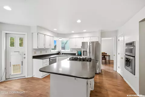 Kitchen - 20242 Constitution Dr, Eagle River, AK 99577 photo 1 of 6