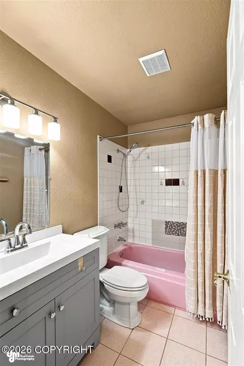 Bath - 1826 Twining Dr, Anchorage, AK 99504 photo 2 of 4