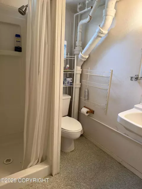 Bath - 3217 Baxter Rd, Anchorage, AK 99504 photo 2 of 4