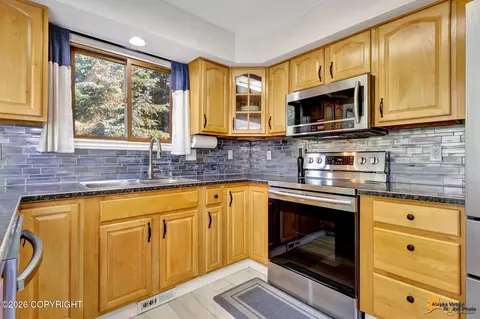 Kitchen - 18583 Mills Bay Dr, Eagle River, AK 99577 photo 2 of 6
