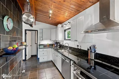 Kitchen - 3014 Sheldon Jackson St, Anchorage, AK 99508 photo 4 of 6