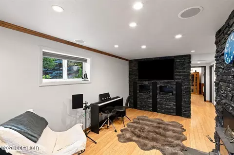 Living - 3014 Sheldon Jackson St, Anchorage, AK 99508 photo 5 of 5