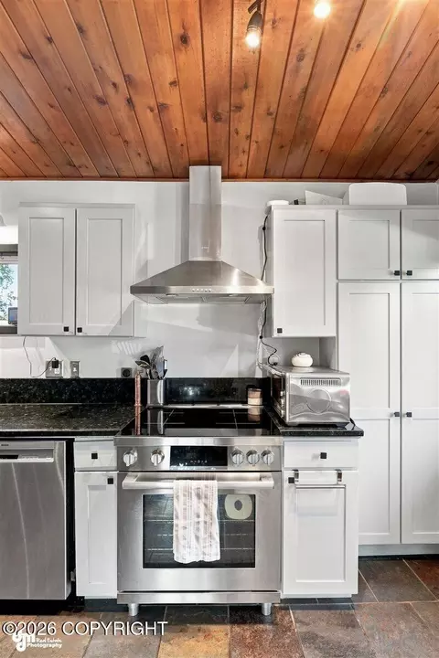 Kitchen - 3014 Sheldon Jackson St, Anchorage, AK 99508 photo 6 of 6
