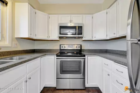 Kitchen - 260 Fall Leaf Cir, Anchorage, AK 99504 photo 4 of 4