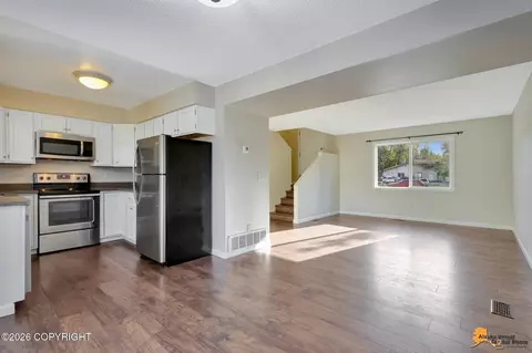 Living - 260 Fall Leaf Cir, Anchorage, AK 99504 photo 6 of 6