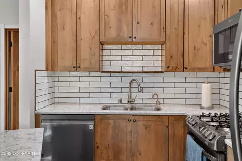 Kitchen - 6510 E 16th Ave, Anchorage, AK 99504 photo 3 of 5