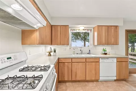 Kitchen - 520 Oceanview Dr, Anchorage, AK 99515 photo 5 of 5
