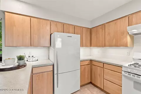Kitchen - 520 Oceanview Dr, Anchorage, AK 99515 photo 4 of 5