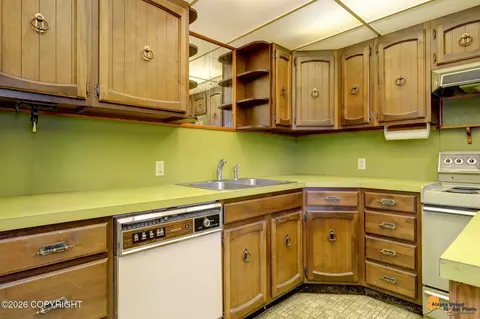 Kitchen - 5225 E 26th Ave, Anchorage, AK 99508 photo 3 of 4