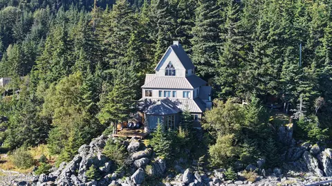 4316 Mud Bay Rd, Haines, AK 99827