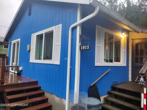 1913 Cub Ct, Ketchikan, AK 99901