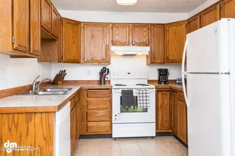 Kitchen - 5132 E 26th Ave, Anchorage, AK 99508 photo 6 of 7