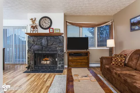 Living - 5132 E 26th Ave, Anchorage, AK 99508 photo 12 of 13