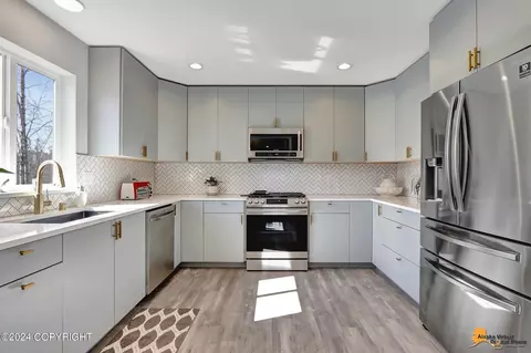 Kitchen - 4431 E Cobblestone Dr, Wasilla, AK 99654 photo 2 of 5