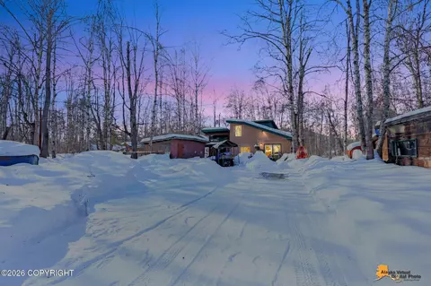 22120 S Easy St, Talkeetna, AK 99676