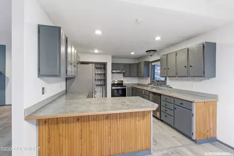 Kitchen - 9656 Etolin Cir, Eagle River, AK 99577 photo 2 of 5