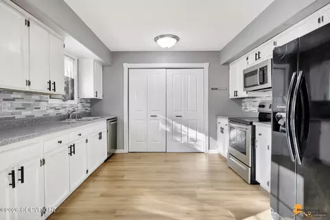 Kitchen - 1548 Cara Loop # 5B, Anchorage, AK 99515 photo 2 of 3