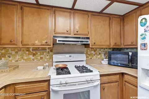 Kitchen - 12121 Horseshoe Dr, Eagle River, AK 99577 photo 3 of 4