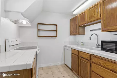 Kitchen - 1441 E 17th Ave # 9, Anchorage, AK 99501 photo 2 of 2