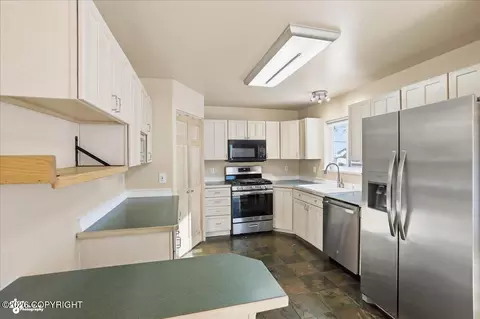 Kitchen - 17450 N Juanita Loop, Eagle River, AK 99577 photo 2 of 5