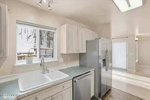 Kitchen - 17450 N Juanita Loop, Eagle River, AK 99577 photo 4 of 5