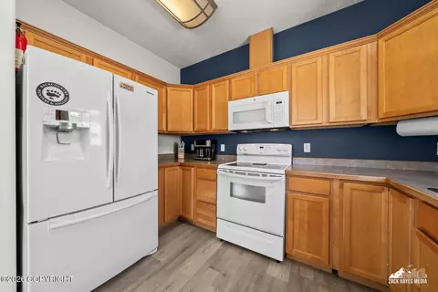 Kitchen - 20850 Mountainside Dr, Eagle River, AK 99577 photo 5 of 6