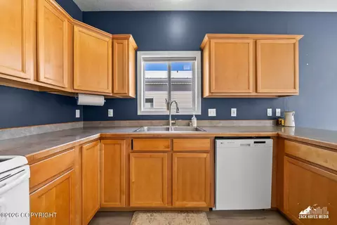Kitchen - 20850 Mountainside Dr, Eagle River, AK 99577 photo 3 of 6