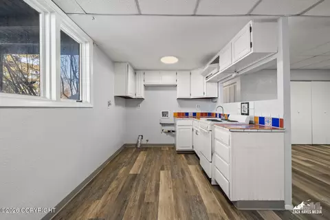 Kitchen - 20880 Oberg Rd, Chugiak, AK 99567 photo 6 of 9