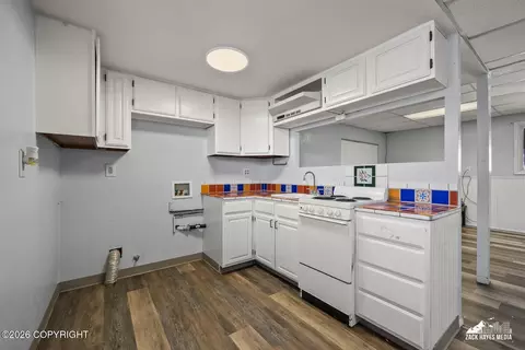 Kitchen - 20880 Oberg Rd, Chugiak, AK 99567 photo 7 of 9