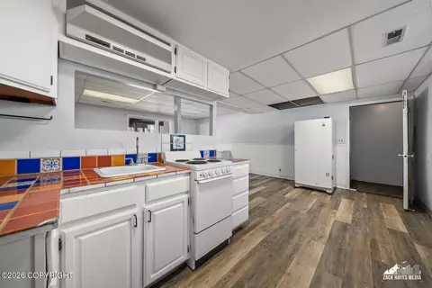 Kitchen - 20880 Oberg Rd, Chugiak, AK 99567 photo 9 of 9