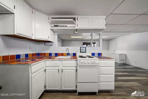 Kitchen - 20880 Oberg Rd, Chugiak, AK 99567 photo 8 of 9