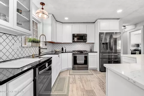 Kitchen - 17507 Kantishna Rd, Eagle River, AK 99577 photo 3 of 3