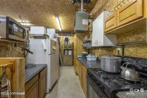 Kitchen - 29090 Mickeys Loop, Sterling, AK 99672 photo 4 of 5