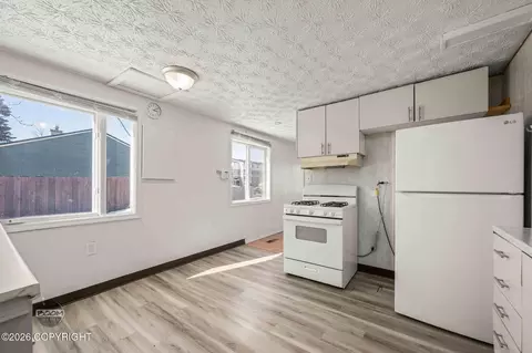 Kitchen - 6006 Debarr Rd, Anchorage, AK 99504 photo 4 of 5