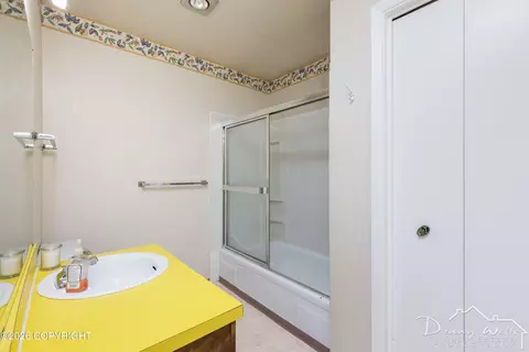 Bath - 3801 Hampton Dr, Anchorage, AK 99504 photo 2 of 4