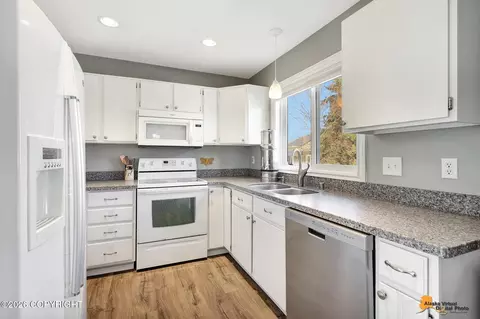 Kitchen - 17105 Vanover Cir, Eagle River, AK 99577 photo 2 of 3