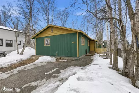 8222 Seacliff St, Anchorage, AK 99502