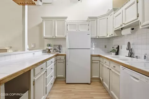 Kitchen - 100 Bunnell St # 8A, Anchorage, AK 99508 photo 2 of 3