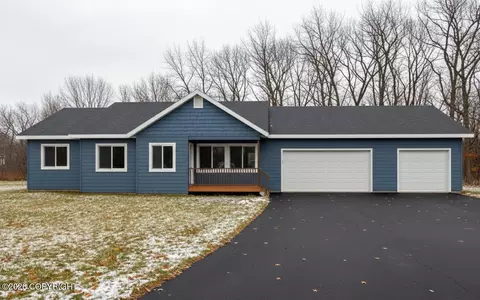 8954 E Honey Bear Cir, Palmer, AK 99645
