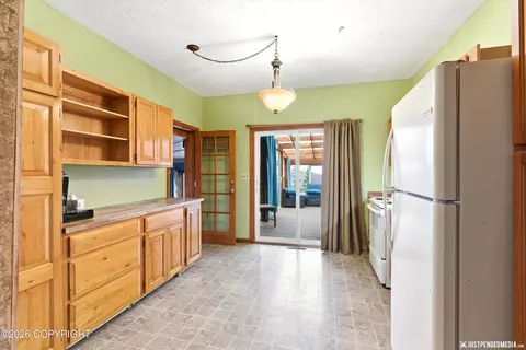 Kitchen - 19118 Jamie Dr, Eagle River, AK 99577 photo 6 of 9
