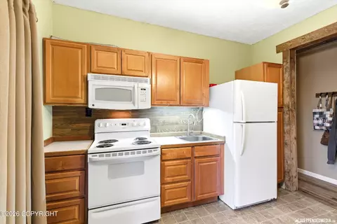 Kitchen - 19118 Jamie Dr, Eagle River, AK 99577 photo 7 of 9