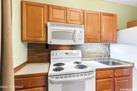 Kitchen - 19118 Jamie Dr, Eagle River, AK 99577 photo 8 of 9