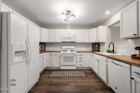 Kitchen - 16213 Ursa Minor Cir, Eagle River, AK 99577 photo 2 of 4