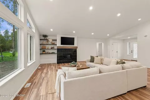 Living - 7726 E Obsidian Loop, Wasilla, AK 99654 photo 7 of 10