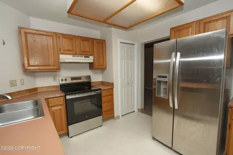 Kitchen - 19301 Verdant Cir, Eagle River, AK 99577 photo 3 of 4